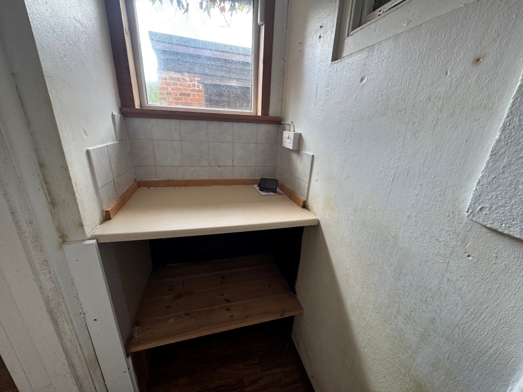 Lot: 123 - FORMER HAIRDRESSING SALON WITH POTENTIAL - Former tea station